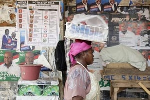 Vendeuse de sachets d’eau à Accra, en décembre 2016. © Sunday Alamba/AP/SIPA