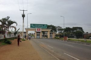 Une des entrées du campus de l’université Houphouët-Boigny à Cocody (Côte d’Ivoire) © CC/Wikimedia Commons / Ariel Palmon