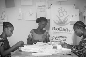Au Burkina Faso, Biobag fabrique artisanalement des sacs en papier. © Photo bio bag, tous droits réservés