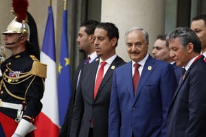 Le maréchal Haftar, au centre, le 29 mai 2018 lors de la rencontre organisée à l’Élysée avec les parties à la crise en Libye. © Francois Mori/AP/SIPA