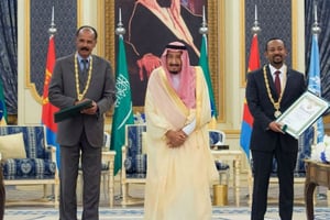 Le roi Salman d’Arabie saoudite (centre) avec le président érythréen Issayas Afeworki (gauche) et le Premier ministre éthiopien Abiy Ahmed, le 16 septembre 2018 à Jeddah. © AP/SIPA