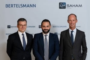 De g. à d., Thomas Mackenbrock , DG d’Arvato CRM Solutions, Moulay Mhamed Elalamy, représentant de Saham, et Thomas Rabe, PDG de Bertelsmann. © Bertelsmann