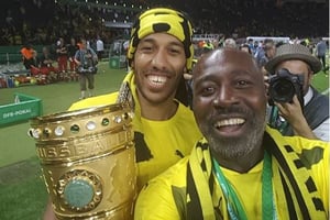 La star Pierre-Emerick Aubameyang (PEA) et son père Pierre Aubame, nouveau co-sélectionneur des Panthères. © Instagram/aubameyang.papa