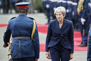 La Première ministre britannique Theresa May, après avoir rencontré le président kényan, Uhuru Kenyatta, à la State House de Nairobi, au Kenya, le jeudi 30 août 2018. © Ben Curtis/AP/SIPA
