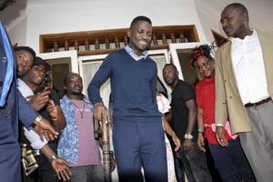 Bobi Wine accueilli par des partisans à son domicile à Kampala, le 20 septembre 2018. © Ronald Kabuubi/AP/SIPA