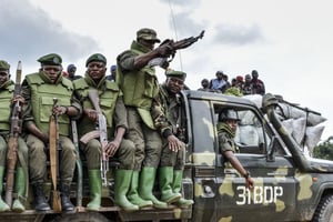 Des soldats des FARDC (Forces Armées de la République Démocratique du Congo) assis sur un véhicule militaire lors d’une opération contre des rebelles des Forces Démocratiques Alliées (ADF) à Opira, Nord Kivu, le 25 janvier 2018. © AFP