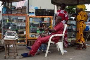 Dans le quartier commercial de Ganhi à Cotonou, au Bénin, le 26 février 2016. © Gwenn Dubourthoumieu pour Jeune Afrique