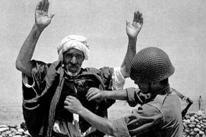 Un militaire français fouillant une personne durant la guerre d’Algérie. © CC/Wikipédia