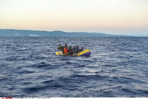 Une embarcation de migrants dans la mer entre le Maroc et l’Espagne (photo d’illustration). © Marcos Moreno/AP/SIPA