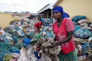 Une usine de recyclage à Abidjan. © Philippe Guionie/Myop pour J.A.