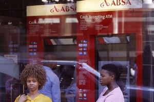 Distributeurs d’Absa Bank (5e banque d’Afrique australe en 2018 selon le classement Jeune Afrique), au Cap. © Schalk van Zuydam/AP/SIPA