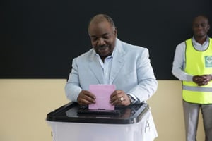 Le président gabonais Ali Bongo vote aux législatives et municipales à Libreville, le 6 octobre 2018. © Joel TATOU / AFP