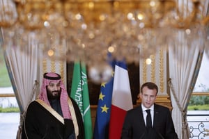 Mohammed Ben Salman, prince héritier du trône en Arabie saoudite, et Emmanuel Macron, président français, le 10 avril 2018 au palais de l’Élysée. © Yoan Valat/AP/SIPA