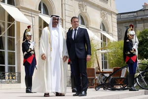 Le président français Emmanuel Macron, à droite, avec le prince héritier des Émirats arabes unis, Mohamed Ben Zayed, avant une réunion à l’Élysée, à Paris, le 21 juin 2017. © Thibault Camus/AP/SIPA