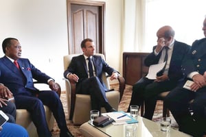 Emmanuel Macron avec Denis Sassou Nguesso et Jean-Yves Le Drian, durant leur rencontre du sommet de l’OIF à Erevan, le 12 octobre 2018. © DR
