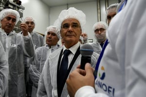 Le ministre algérien de l’Industrie Youcef Yousfi et l’ambassadeur de France en Algérie Xavier Driencourt visitent la nouvelle usine de Sanofi, à Sidi Abdallah (Algérie), le 11 octobre 2018. © AFP / RYAD KRAMDI