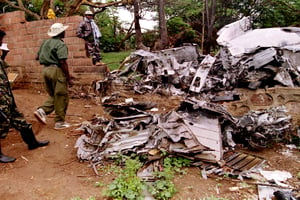 Des membres du FPR examinent, le 26 mai 1994, la carcasse de l’avion dans lequel a été tué le président Juvenal Habyarimana le 6 avril 1994. © REUTERS/Corinne Dufka