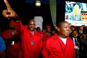 Floyd Shivambu (g) et Julius Malema (d) quittent le parlement sud-africain au Cap, le 11 février 2016. © AFP.com – MIKE HUTCHINGS