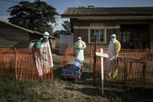 Des travailleurs médicaux désinfectent un cercueil après le décès d’une personne susceptible d’avoir été contaminée par Ebola, en République démocratique du Congo, Béni, 13 août 2018. © AFP / John WESSELS