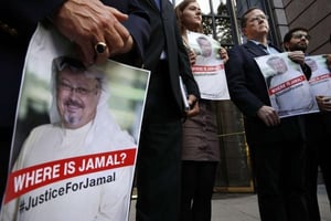 Des manifestants à la recherche de la vérité concernant la disparition du journaliste saoudien Jamal Khashoggi le 2 octobre au consulat saoudien d’Istanbul. © Jacquelyn Martin/AP/SIPA