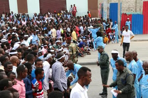 Des Somaliens se réunissent à Mogadiscio le 14 octobre 2018 au premier anniversaire de l’attentat qui avait fait plus de 500 morts dans le centre de la capitale somalienne. © Afp.com – ABDIRAZAK HUSSEIN FARAH