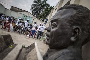 Le buste en bronze du prince Louis Rwagasore, héros de l’indépendance du Burundi, dans la cour du bâtiment administratif du district de Bwiza, à Bujumbura, le 29 juin 2015. © MARCO LONGARI – AFP