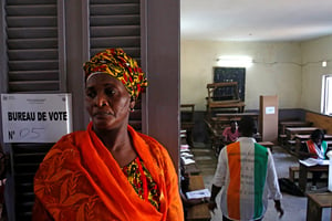 Dans un bureau de vote à Abidjan, samedi 13 octobre 2018. © REUTERS/Luc Gnago