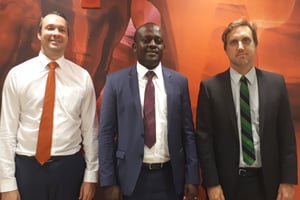L’avocat Armel Niyongere avec Mark S. Dieker, directeur Afrique, chargé de la démocratie et des droits de l’homme (à droite), à Washington. © Twitter/Armel Niyongere