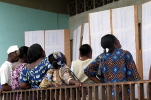Devant un bureau de vote à Libreville (photo d’illustration). © REUTERS/Antoine Lawson