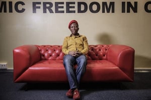 Le leader du parti d’opposition EFF Julius Malema, pendant une interview de l’AFP, le 11 septembre 2018 à Johannesbourg en Afrique du Sud. © GIANLUIGI GUERCIA/AFP