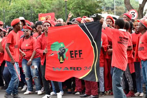 Les EFF ont marqué des points aux municipales de 2016. Prochaine étape	: les législatives de 2019. Ici devant la cour régionale de Bloemfontein, le 6 avril. © CHARL DEVENISH/AFP
