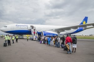 Les passagers de RwandAir montent a bord d’un de ses Airbus A330.Photo:Cyril NDEGEYA © CYRIL NDEGEYA