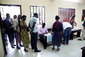 Au premier tour, le taux d’abstention a atteint 41,37 %. Ici à Libreville, le 6 octobre. © JOËL TATOU/AFP