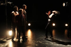 Dans le spectacle « Au plus noir de la nuit », la danse sert d’exutoire à des personnages constamment sous pression. © Léna Roche