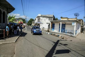 Un véhicule de la gendarmerie des Comores patrouille les rues de Mutsamudu, à Anjouan, le 20 octobre 2018. Un véhicule de la gendarmerie des Comores patrouille les rues de Mutsamudu, à Anjouan, le 20 octobre 2018. © afp.com – YOUSSOUF IBRAHIM