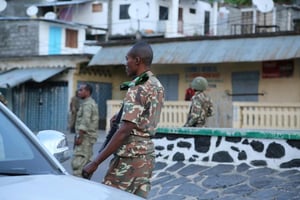 Comores: l’armée contrôle la médina de Mutsamudu, sur l’île d’Anjouan Des soldats comoriens sont stationnés aux abords de la médina de Mutsamudu à Anjouan, le 19 octobre 2018. Des soldats comoriens sont stationnés aux abords de la médina de Mutsamudu à Anjouan, le 19 octobre 2018. © afp.com – YOUSSOUF IBRAHIM