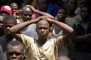 Des détenus dans la cour de la prison de Kenema, le 12 octobre 2018 en Sierra Leone. © Afp.com – Saidu BAH