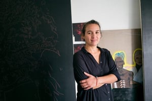 Dalila Dalléas Bouzar dans son atelier à Bordeaux. © Alexandre Dupeyron pour JA
