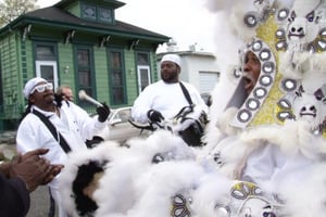 Le documentaire « Black Indians » a suivi les « tribus » d’Africains-Américains de La Nouvelle-Orléans qui rendent hommage aux Amérindiens lors des défilés du carnaval. © lardux films