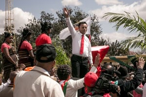 Marc Ravalomanana, l’ancien président de Madagascar et actuel candidat à l’élection présidentielle de 2018, entouré de ses soutiens, le 25 août 2018 à Antananarivo. © RIJASOLO/AFP