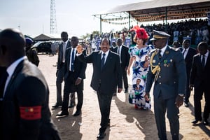 Le chef de l’État et son épouse, Chantal, à l’aéroport de Maroua, dans l’Extrême-Nord, le 29 septembre. © ALEXIS HUGUET/AFP