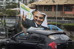 Drapeau à l’effigie de Jair Bolsanora, élu président du Brésil dimanche 28 octobre 2018. © Leo Correa/AP/SIPA