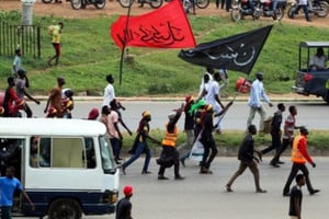 Des membres du Mouvement islamique du Nigeria (IMN) agitent des drapeaux lors d’une manifestation pour protester contre l’emprisonnement d’un chiite à Abuja, le 29 octobre 2018. © AFP