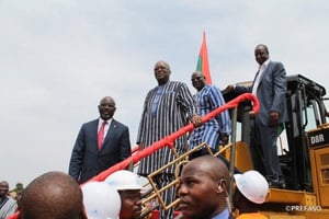 Roch Kaboré, avec George Weah, lors du lancement des travaux le 30 octobre. © DR / Présidence burkinabè