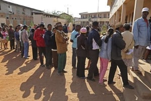 File d’attente au bureau de vote, lors de la présidentielle malgache de 2013 (Antananarivo). © Schalk van Zuydam/AP/SIPA