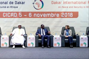 De gauche à droite : Adama Barrow, président gambien, Macky Sall, président sénégalais, Florance Parly, ministre françaises aux Armées, lors de l’ouverture du Forum sur la Paix à Dakar, le 5 novembre 2018. © DR / Dakar Forum