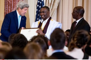 L’activiste anti-esclavagiste mauritanien Biram Dah Abeid recevant une distinction des mains du Secrétaire d’Etat américain John Kerry, le 30 juin 2016 à Washington. © Andrew Harnik/AP/SIPA
