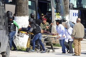 Évacuation d’une victime devant le musée du Bardo à Tunis, après l’attaque terroriste de 2015. © Hassene Dridi/AP/SIPA