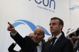 Le PDG de Cevital, Issad Rebrab, et le président français, Emmanuel Macron, à Charleville-Mézière, le 7 novembre 2018. © Francois Mori/AP/SIPA