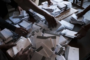 Les bulletins de vote sont comptés à la fin d’une journée de vote à Antananarivo, Madagascar, mercredi 7 novembre 2018. © Kabir Dhanji/AP/SIPA